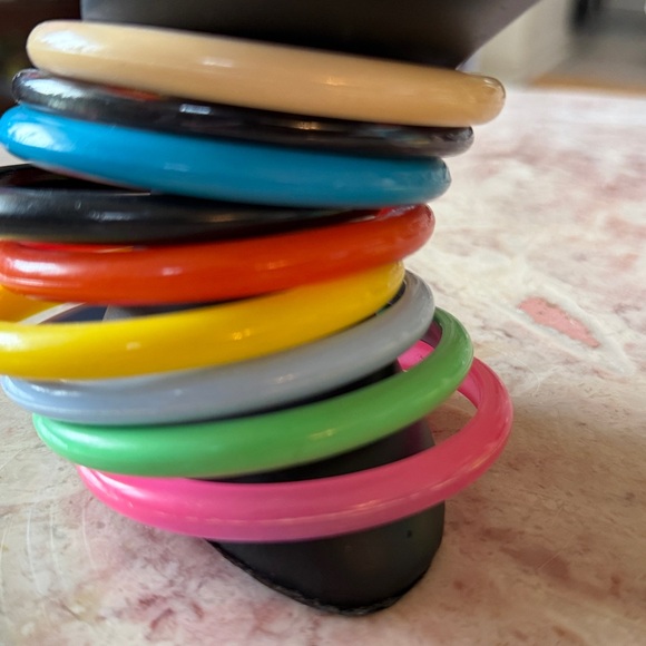EUC~Set Of 9 Woman’s Vintage Acrylic Colorful Bangle Bracelet Set - Picture 4 of 16